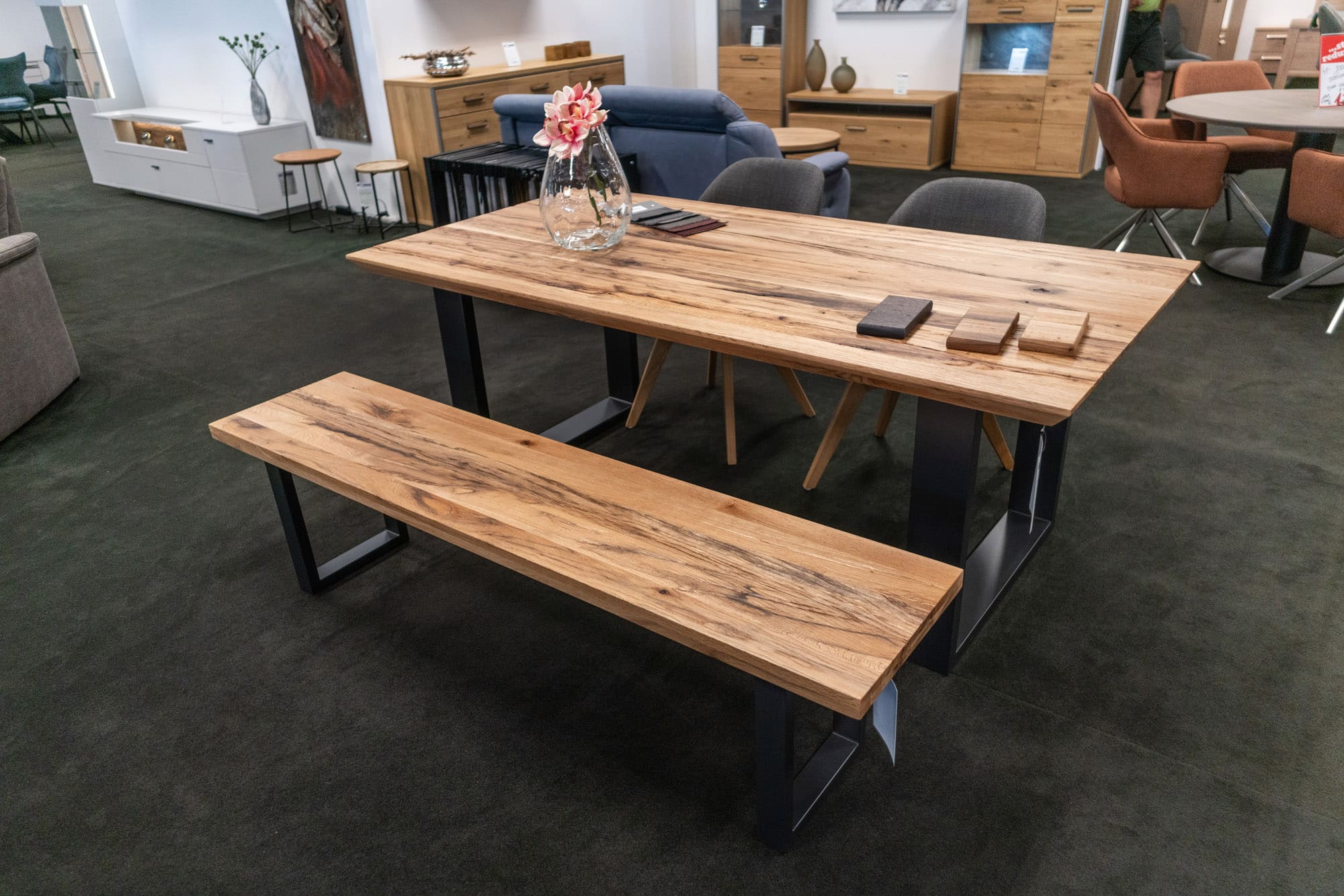 Massiver Holztisch mit Stühlen in der Ausstellung