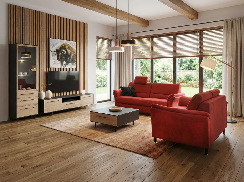 Wohnzimmer mit rotem Sofa und Sessel, TV-Wohnwand und Vitrine in Eichenoptik