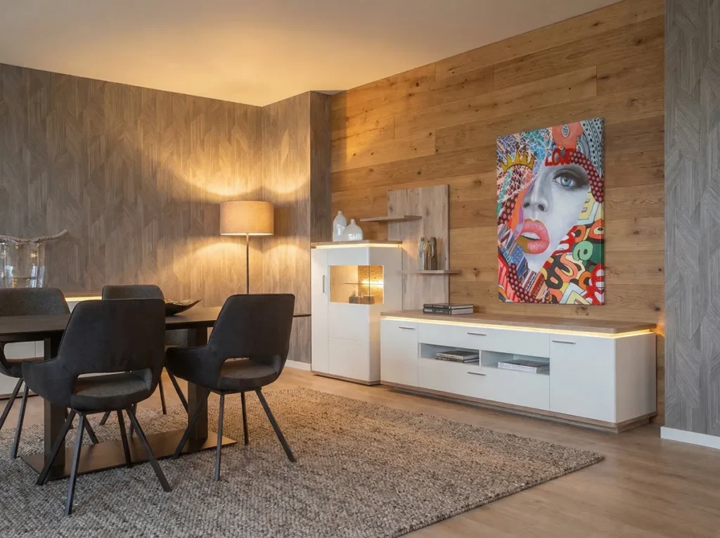 Esszimmer mit weißer Wohnwand, beleuchteter Vitrine und Holzwandverkleidung